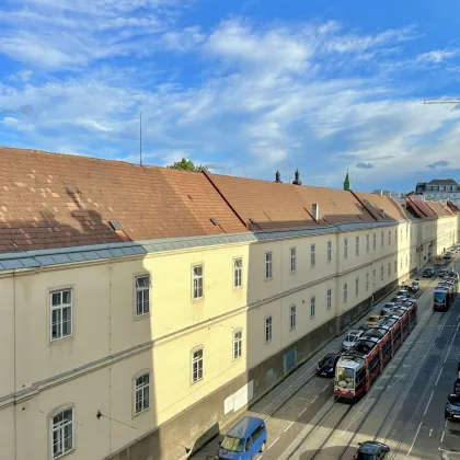 Nur noch bis 31.08. vermietet! Unverbaubarer Blick auf historische Gebäude u. altes AKH I ca. 3,40m Raumhöhe I Öffis direkt vor der Tür I - Bild 2