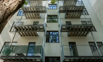 Sanierungsbedürftige Garconniere mit westseitigem Balkon im Stilaltbau