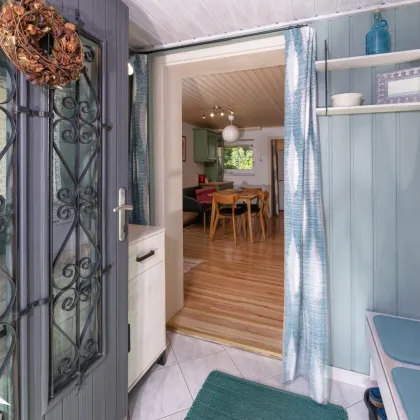 2251 Ebenthal Einfamilienhaus mit Cottage-Flair, Atelier und Biogarten in idyllischer Lage mit Ausblick - Bild 2