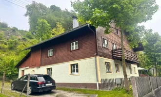 Ein- bis Zweifamilienhaus mit Garage