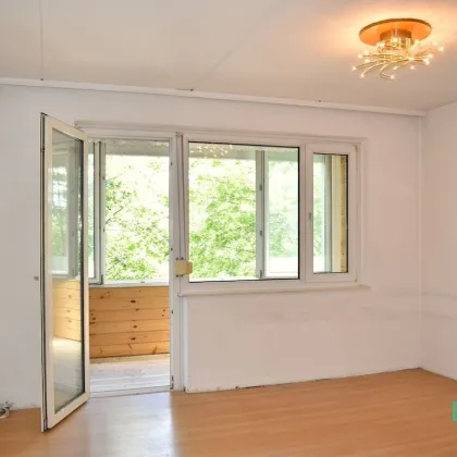 Ruhige, renovierungsbedürftige 3-Zimmer Wohnung mit Loggia und Grünblick - Bild 2
