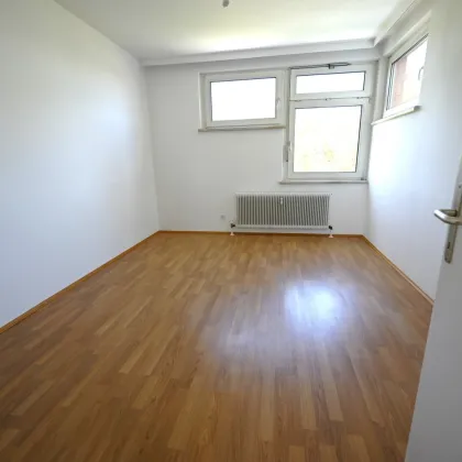 Viel Platz zum Wohnen! 5-Raum-Wohnung mit separater Küche und Balkon! - Bild 3