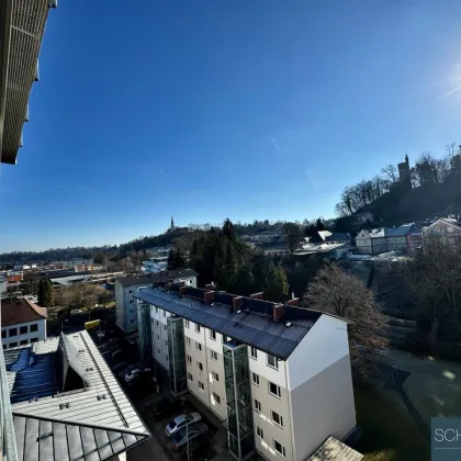 WELS-THALHEIM: Modernisierte und TOP-Sanierte 3-Zimmer-Wohnung mit atemberaubendem Fernblick im Herzen von Thalheim! - Bild 2