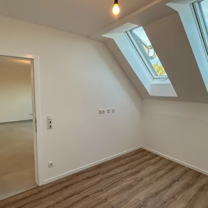 Erstbezug im Herzen von Deutsch-Wagram: Moderne Dachgeschoss-Wohnung mit Balkon, Fußbodenheizung und Parkplatz - Bild 2