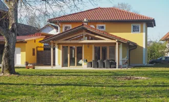 Landhaus mit großem Grundstück und Nebengebäuden, Nähe Braunau