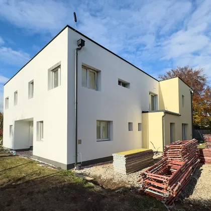 NEU! ++ NEUER KAUFPREIS ++  5 ZIMMER ++ 152,50 m² WOHNNUTZFLÄCHE + 2 BALKONE + TERRASSE + EIGENGARTEN + 2 PKW Stellplätze ++ - Bild 2