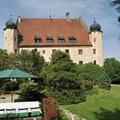 Ein liebevoll renoviertes und denkmalgeschütztes Renaissance Schloss Ensemble in einer der schönsten Urlaubsregionen Bayerns, Deutschland - Bild 2