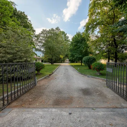 Luxuriöse Villa mit wunderschönen Garten und privater Zufahrt - Bild 2