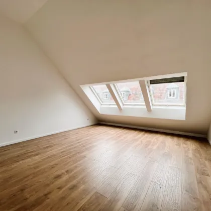 Erstbezug- Strahlend helle Dachgeschoßwohnung mit uneinsehbarem Balkon! - Bild 3