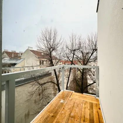 Erstbezug- Strahlend helle Dachgeschoßwohnung mit uneinsehbarem Balkon! - Bild 2