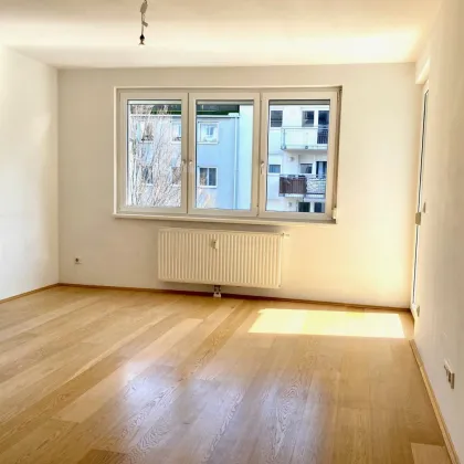 GARAGENPLATZ INBEGRIFFEN!  HELLE 2 ZIMMER MIT BALKON ZUM GARTEN - Bild 2