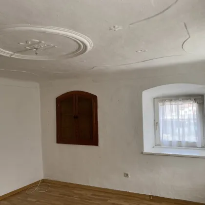 ***Neuer Preis*** Scheifling b. Neumarkt: Anleger aufgepasst! Mehr-Generationen-Haus! 12 Zimmer, 1604 m2 Grund, großzügiges Nebengebäude mit Carport! - Bild 2