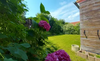 Lichtdurchflutetes Wohnen: Gartenparadies mit Carport!