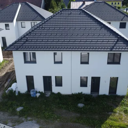 Modernes Wohnen in Ebenfurth Doppelhaushälften mit Erstbezug: Garten, Terrasse, 2 Stellplätze und exklusiver Ausstattung für nur EUR 329.000,00 - Bild 2
