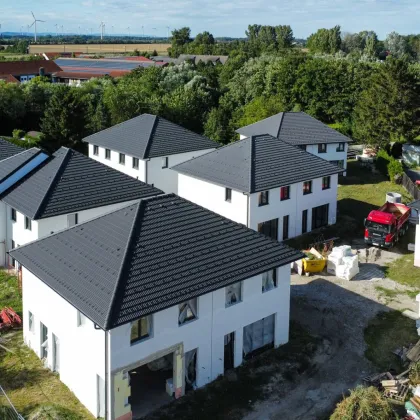 Modernes Wohnen in Ebenfurth Doppelhaushälften mit Erstbezug: Garten, Terrasse, 2 Stellplätze und exklusiver Ausstattung für nur EUR 329.000,00 - Bild 2