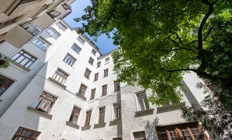 MITTEN IM SIEBTEN | Südseitige Stil-Altbauwohnung mit Grünblick | Hofruhelage | Prachtvolles Jahrhundertwende-Haus