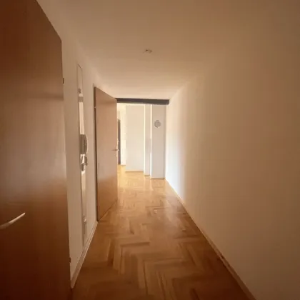 2 Monate mietfrei! Sonnendurchflutete 3-Zimmer-Wohnung in beliebter und hipper Lage mit Schlossberg Blick und seperate Küche - Provisionsfrei! - Bild 2