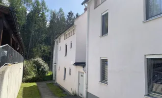 Mürzzuschlag: 2 Zimmer Garten-Wohnung mit großzügiger Terrasse, Carport und tollem Ausblick ins Grüne!