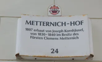 Wohnen im historischen Metternich-Hof mit begrünten Innenhof - Dachgeschoß mit Galerie und Garagenplatz