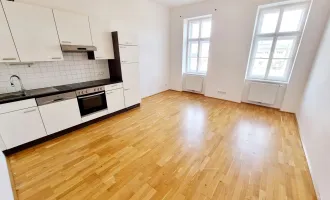 Absolute Hofruhelage + Entzückende Altbauwohnung + Perfekte Raumaufteilung + Beste Infrastruktur und Anbindung + Wunderschönes Altbauhaus + Viel Grün! Jetzt zugreifen!