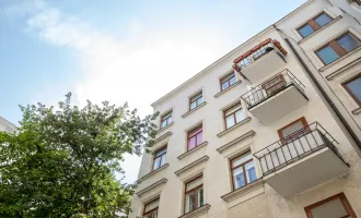 MITTEN IM SIEBTEN | Ost/West ausgerichteter Stil-Altbau mit Balkon | Grünblick | Prachtvolles Jahrhundertwende-Haus