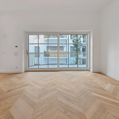 HOFLAGE mit BALKON! Luxus-Erstbezug mit 3,30 m Raumhöhe im 1. Obergeschoß - Bild 2