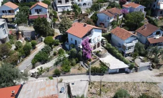 Traumhaftes Einfamilienhaus in Montenegro mit 225m², Garten, 2 Balkonen, Terrasse, 2 Garagen & 2 Stellplätzen für nur 280.000,00 €!