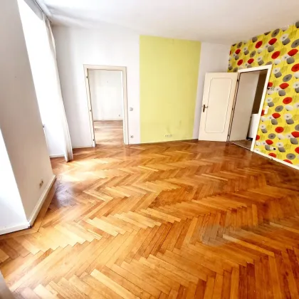 LAGE LAGE LAGE! Rarität in 1090 Wien! Sanierungsbedürftige Altbauwohnung + Freie Grundrissgestaltung + U-Bahn Nähe + Ruhige Seitengasse + Traumhaftes Altbauhaus! - Bild 3