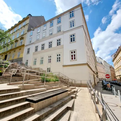 LAGE LAGE LAGE! Rarität in 1090 Wien! Sanierungsbedürftige Altbauwohnung + Freie Grundrissgestaltung + U-Bahn Nähe + Ruhige Seitengasse + Traumhaftes Altbauhaus! - Bild 2