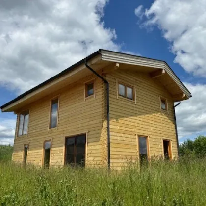 Leben am Land; gemütlicher, hochwertiger Holzbau/Erstbezug mit 9000 m² Grund - Bild 3