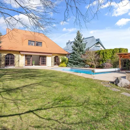 DIE WOHLFÜHLOASE BEIM GIEßHÜBL! Charmante Villa mit Gartenparadies • 2 Pools • Sonnenterrassen • 5 Zimmern • Wohnkeller! - Bild 2