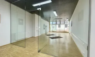 Auffälliges Geschäftshaus mit attraktiver Glasfront - Im Herzen der Fußgängerzone in Feldkirchen - Umwidmung möglich