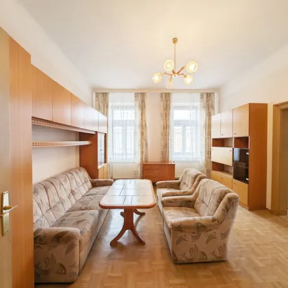 ++NEU++ Sanierungsbedürftige 3-Zimmer Altbau-Wohnung mit großem Umbaupotenzial - Bild 2