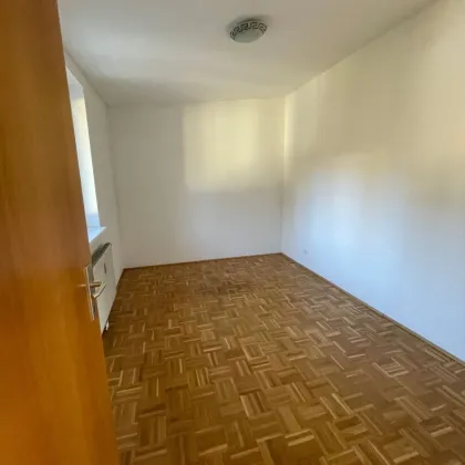 AB SOFORT! Schnell sein und geförderte 3-Zimmer Wohnung mit Loggia und Parkplatz sichern! Ruhige Lage mit perfekter Infrastruktur! - Bild 3