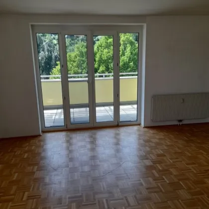 AB SOFORT! Schnell sein und geförderte 3-Zimmer Wohnung mit Loggia und Parkplatz sichern! Ruhige Lage mit perfekter Infrastruktur! - Bild 2