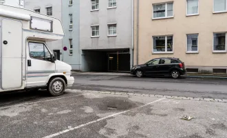 Zentraler Tiefgaragenplatz mit Rolltor