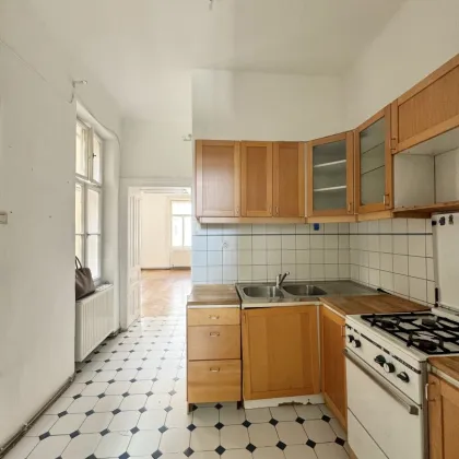 Heller Zwei-Zimmer-Altbau mit separater Küche auf 3. Etage - Bild 3