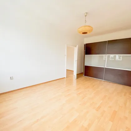 LICHTDURCHFLUTETE 62m2 WOHNUNG - WOHNZIMMER MIT BALKON - Bild 3