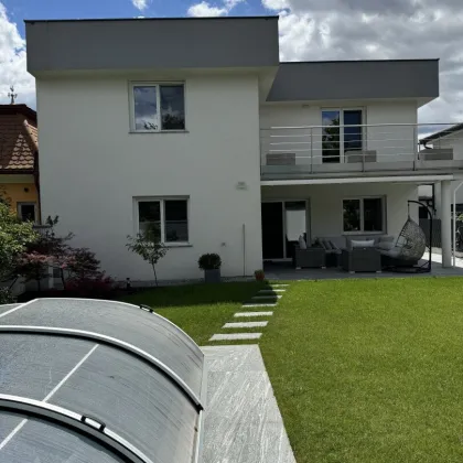 Exklusives Wohnvergnügen - Modernes Einfamilienhaus mit gepflegtem Garten und luxuriöser Ausstattung - Bild 3