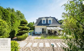 Wunderschöne Landhausstil-Villa eingebettet in einem idyllischen Gartenparadies mit Schwimmteich und Whirlpool