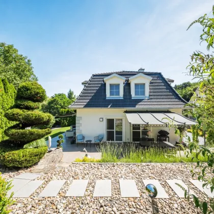 Wunderschöne Landhausstil-Villa eingebettet in einem idyllischen Gartenparadies mit Schwimmteich und Whirlpool - Bild 2