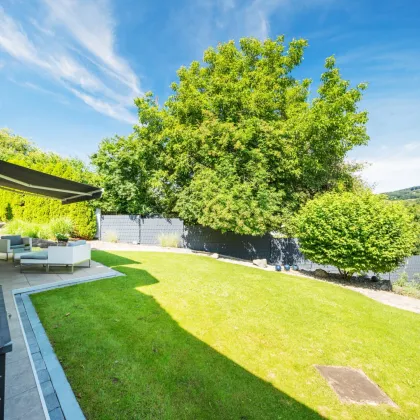 Wunderschöne Landhausstil-Villa eingebettet in einem idyllischen Gartenparadies mit Schwimmteich und Whirlpool - Bild 3