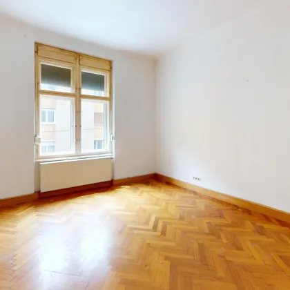 ALTBAU AT ITS BEST: Mitten in St. Leonhard in Nähe zur TU Graz! 4 Zimmer, Innenhofbalkon & wunderschöner Fischgrätparkett - gleich anfragen und begeistern lassen! - Bild 3