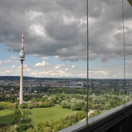 PANORAMA WEITBLICK ÜBER DIE GANZE STADT: Klimatisierte 3 Zimmer mit verglaster Loggia in internationaler Lage ab September zur Miete! - Bild 3