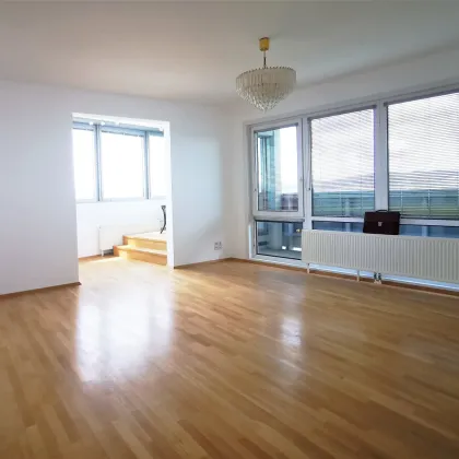 PANORAMA WEITBLICK ÜBER DIE GANZE STADT: Klimatisierte 3 Zimmer mit verglaster Loggia in internationaler Lage ab September zur Miete! - Bild 2