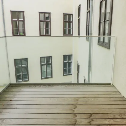 Hochwertig ausgestattete Bürofläche im Stilaltbau - 5 Zimmer + Balkon - unbefristet - Nähe Rathaus und Parlament - Bild 3