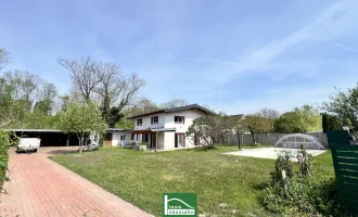 Spacious, low-energy house with an additional office/practice or apartment of 70 m². Unique location, large corner lot & privat (near forest and meadows).
