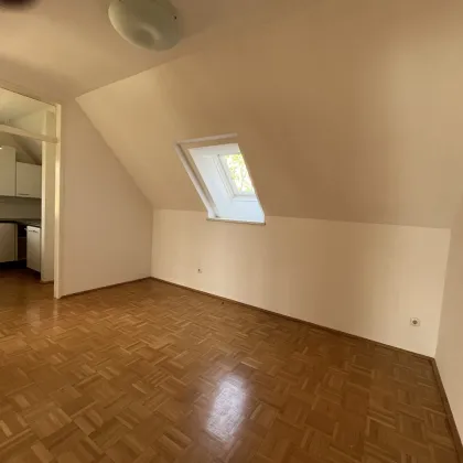 Gemütliche 2-Zimmer-Dachgeschoßwohnung mit Balkon in Graz Puntigam! - Bild 3