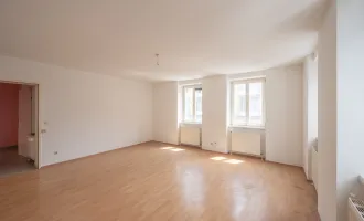 ++AIRBNB++ Renovierungsbedürftige 2-Zimmer Altbauwohnung mit viel Potenzial.