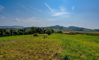 Natur pur am Waldesrand: Sonniges Grundstück mit Ausblick auf die sanften Hügel der Umgebung!